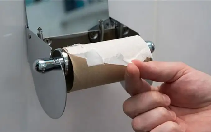 No había papel en el baño del tren y lo salvó Twitter