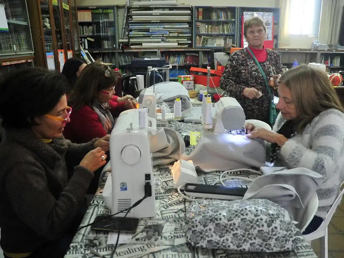 En Maristas dan “puntaditas de amor”  para ayudar a otros  