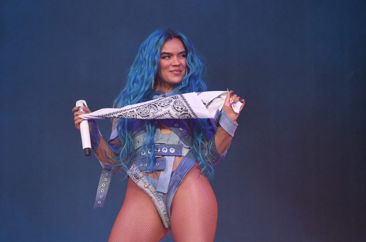 ¡ALLÁ RODÓ! Karol G vuelve a caerse en pleno escenario