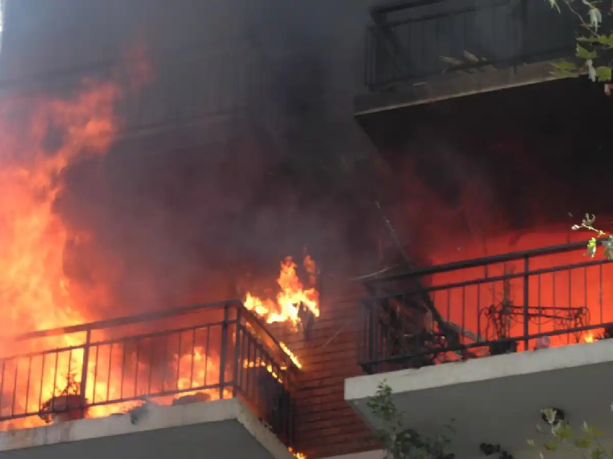 Quemaba  las cartas  de su ex novio pero terminó incendiando el departamento