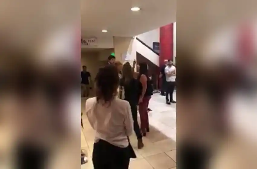 Escándalo en la función de Toc Toc por el pañuelo a favor del aborto