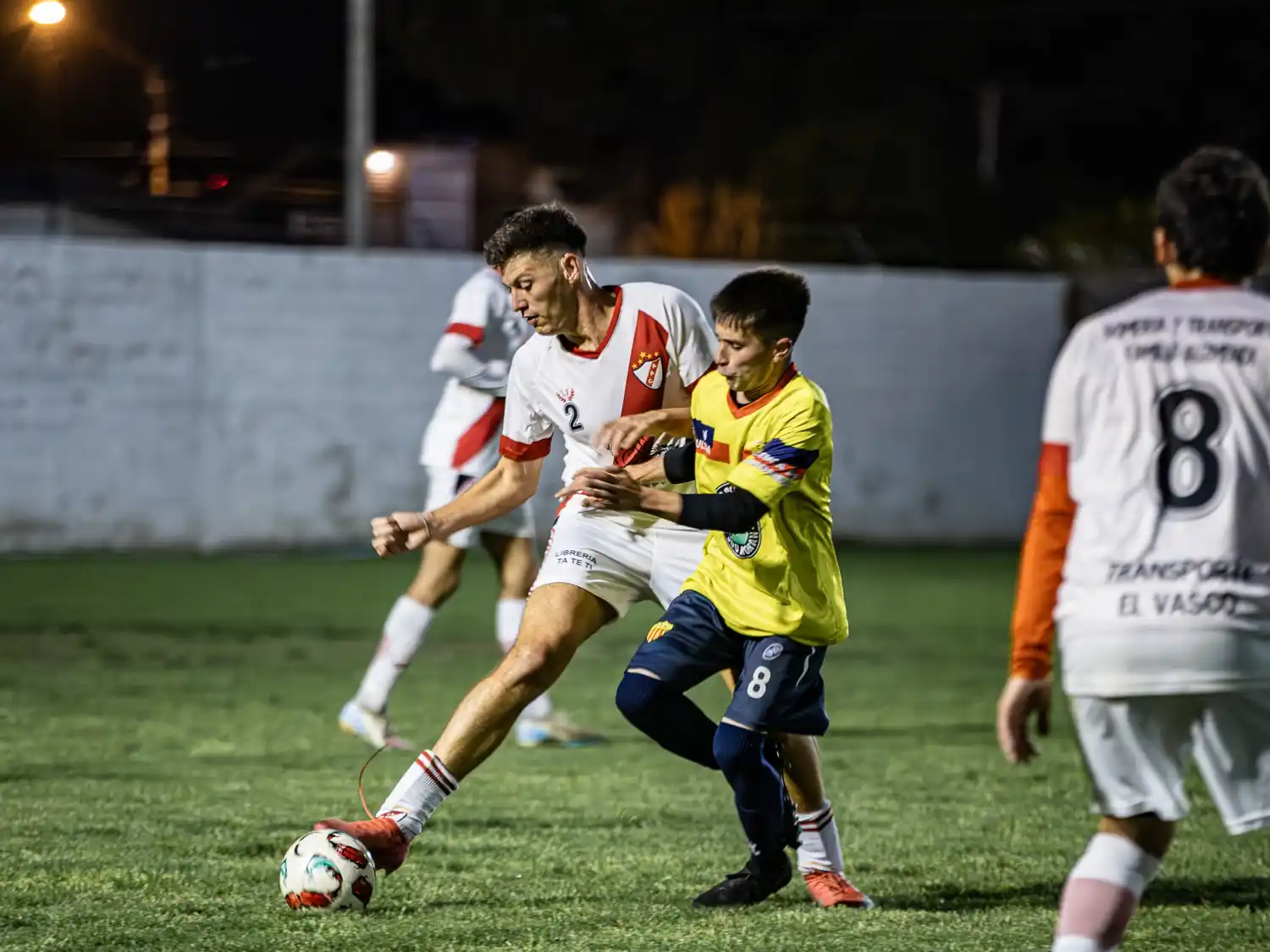 Barcellandi domina la pelota ante la presión de Enzo Quintana. En un duelo trabado y con opciones por ambos lados, Agrario se impuso en los penales
