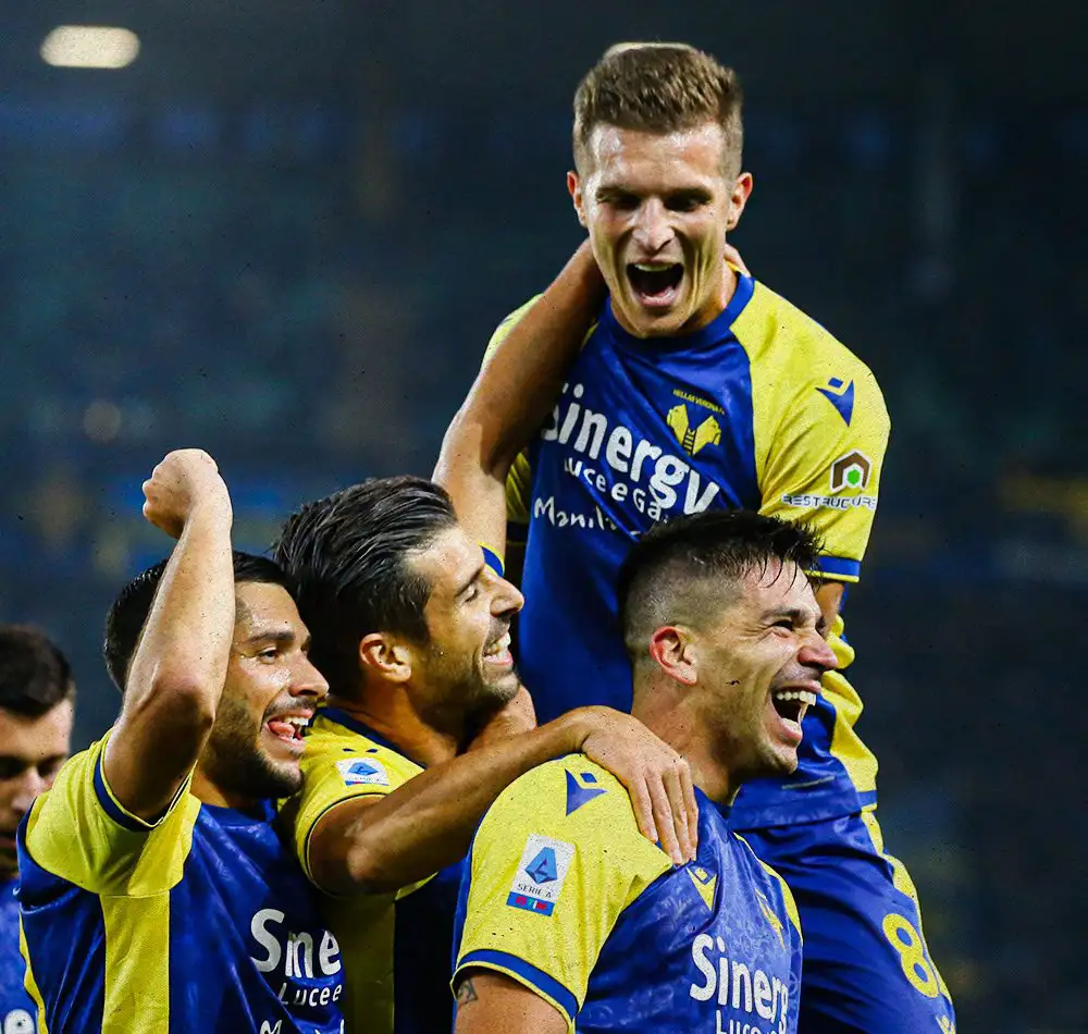 Simeone festeja con sus compañeros de Hellas Verona.