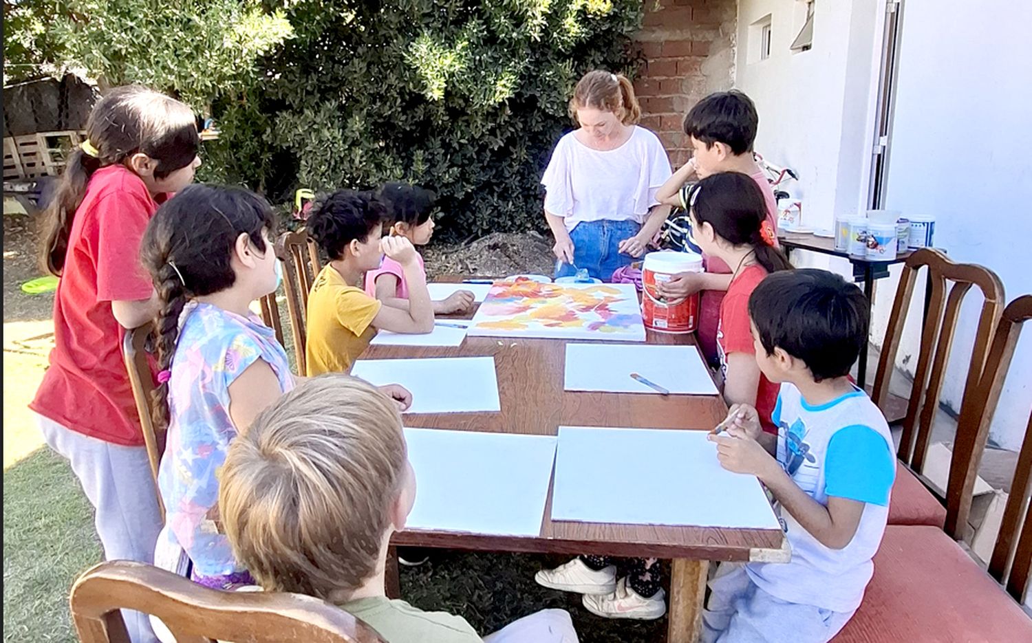 Con los chicos. Fernanda Villar con los niños del hogar Preciosa Semilla