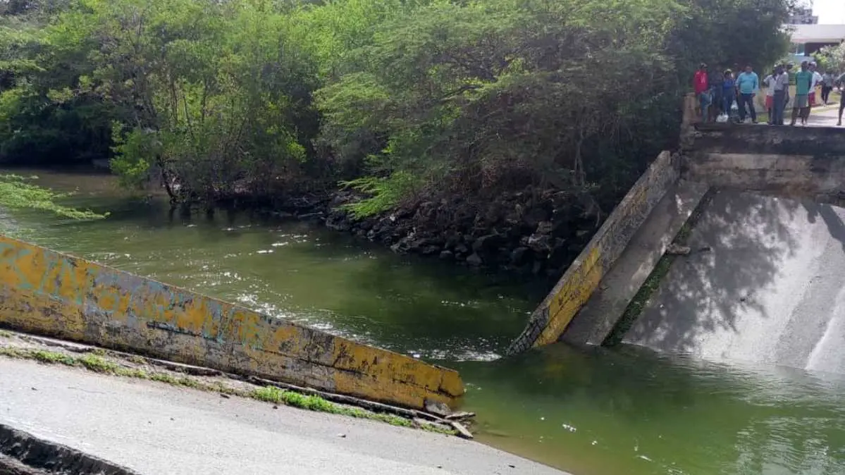 ACTIVADO PLAN DE CONTINGENCIA: se desplomó puente de Carenero, que comunica Higuerote con Chirimena (VIDEO/FOTOS)