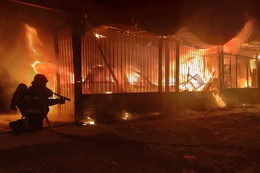 Salvaje incendio de magnitud en un domicilio de zona noroeste