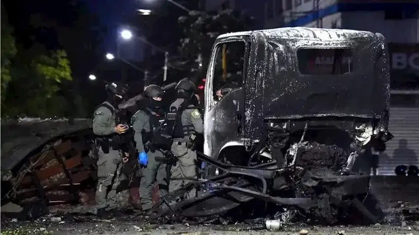 La explosión fue generada mediante un camión bomba y dejó 11 heridos