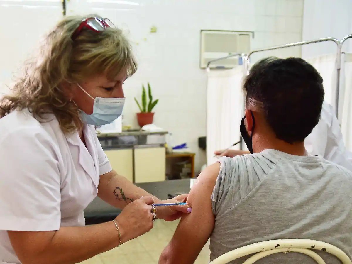 Hay más de 30 positivos por día  y piden reforzar la vacunación   