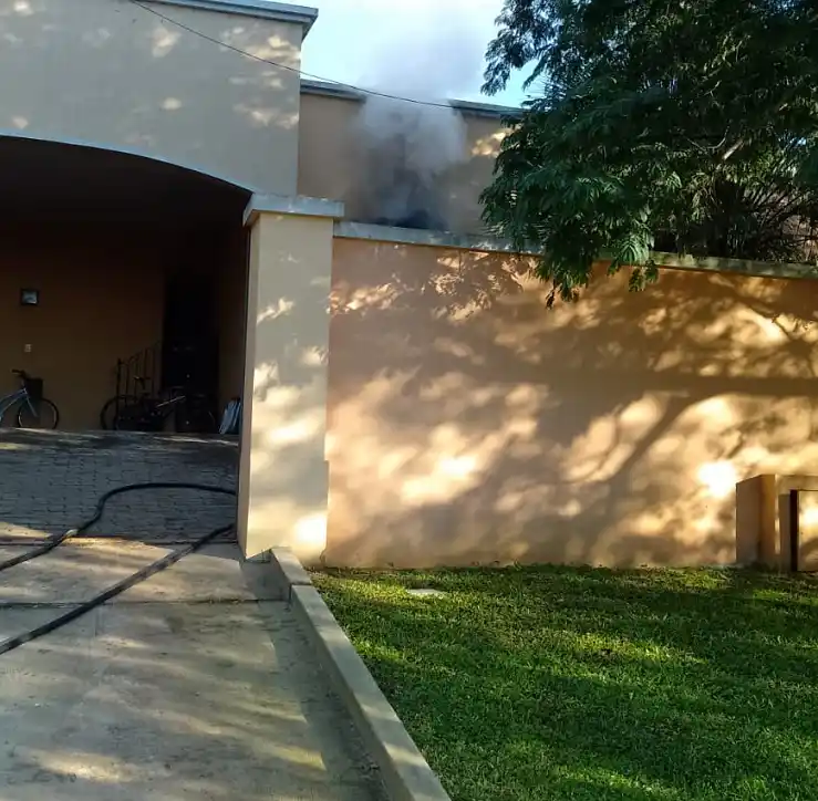 Bomberos debieron sofocar el incendio en una vivienda