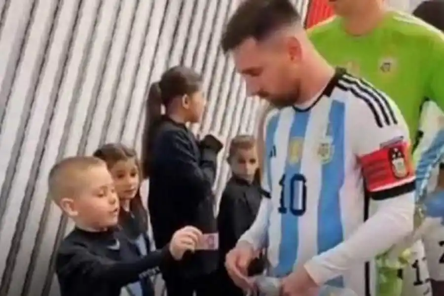 El regalo de un nene a Messi que se convirtió en la cábala del Dibu antes del partido contra Ecuador