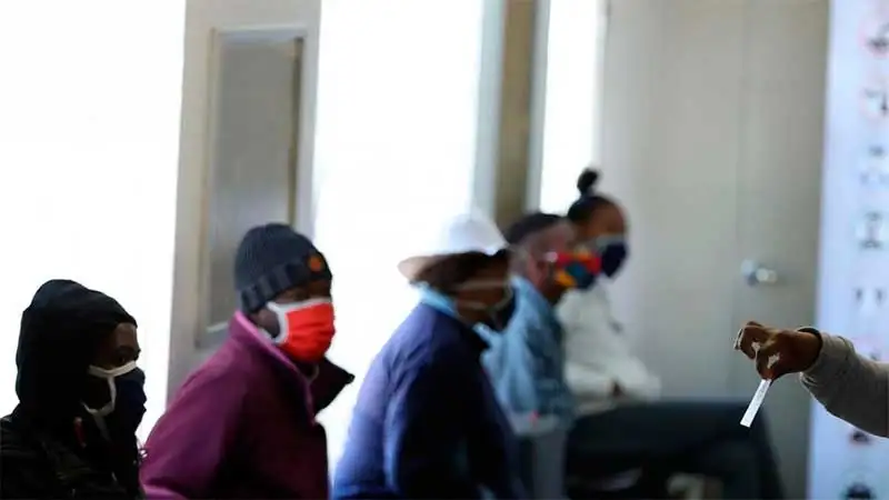 Identifican nueva variante en Sudáfrica que es más contagiosa entre los jóvenes