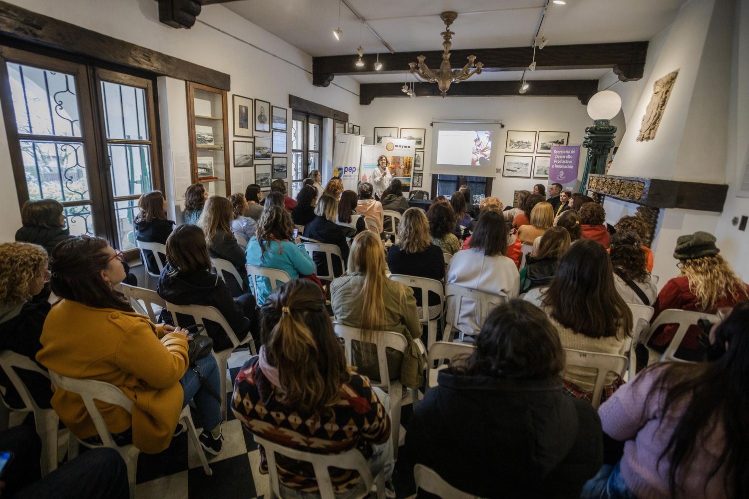 Realizan una charla sobre liderazgo destinada a empresas y equipos de recursos humanos