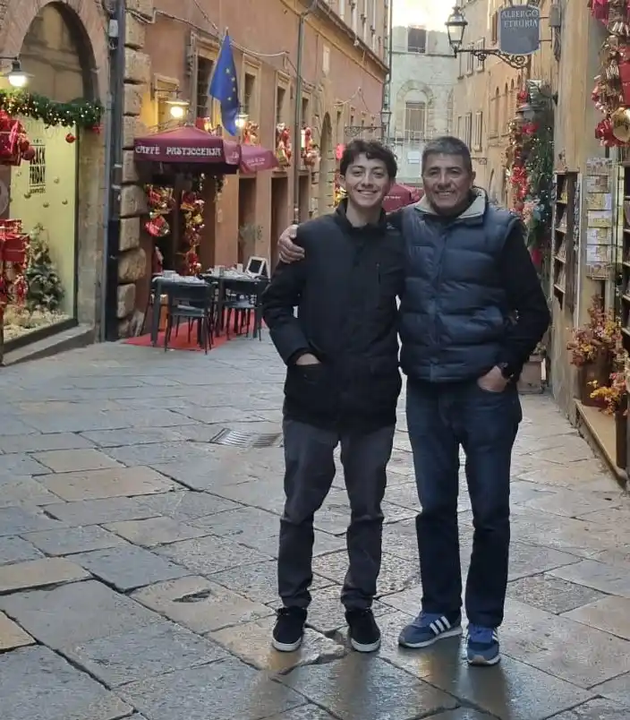 Goyo Vigliani junto a su Valentín en Cecina, Italia-