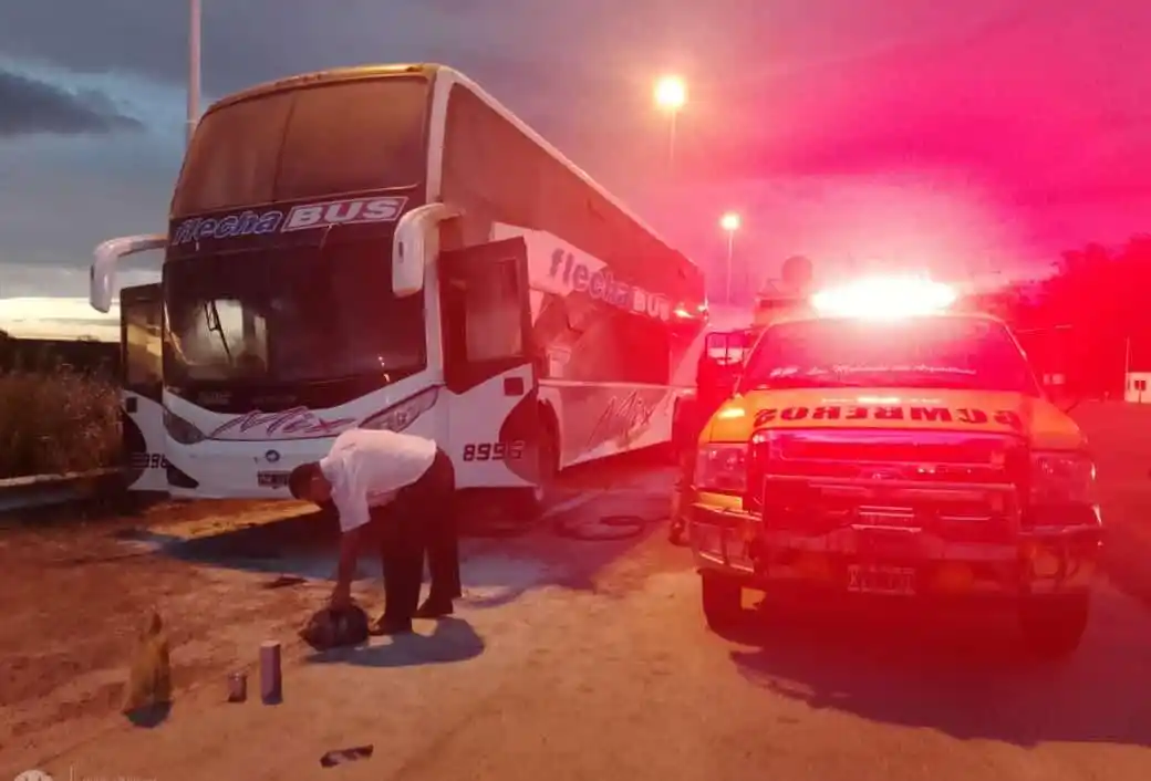 Bomberos Voluntarios combatió el incendio de un micro de larga distancia