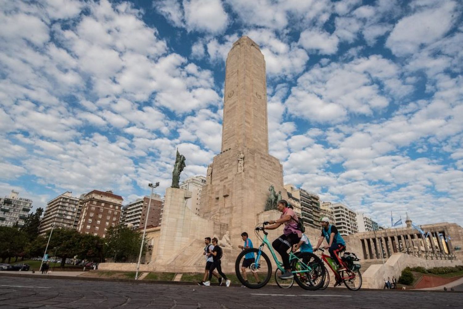 Domingo mayormente nublado que dará un respiro al calor en Rosario