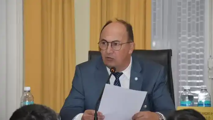 “Se juega demasiado en contra del Estado municipal”, dijo Salomón.