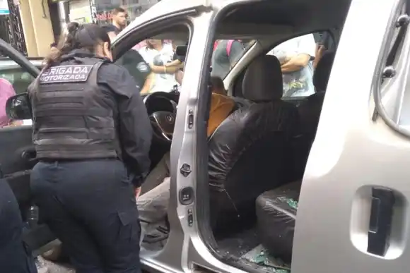 Volvieron a dejar un perro encerrado en un vehículo en el centro y rompieron un vidrio para rescatarlo