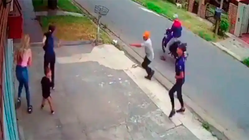 Impactante video: Un nene de 2 años quedó en medio de ataque de motochorros