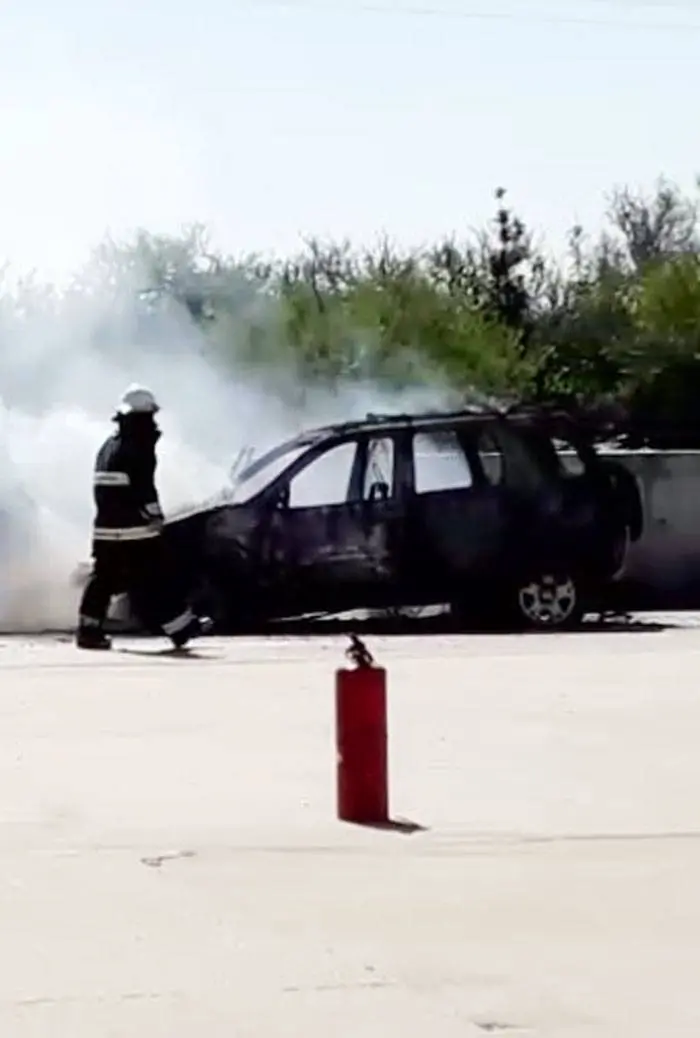 Se incendió un auto en la playa de una estación de servicio
