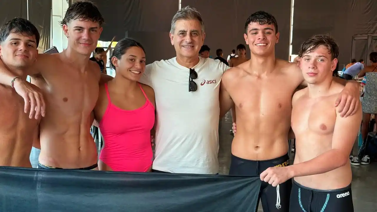 Los nadadores de ADA junto a su entrenador Marcelo Quaglia