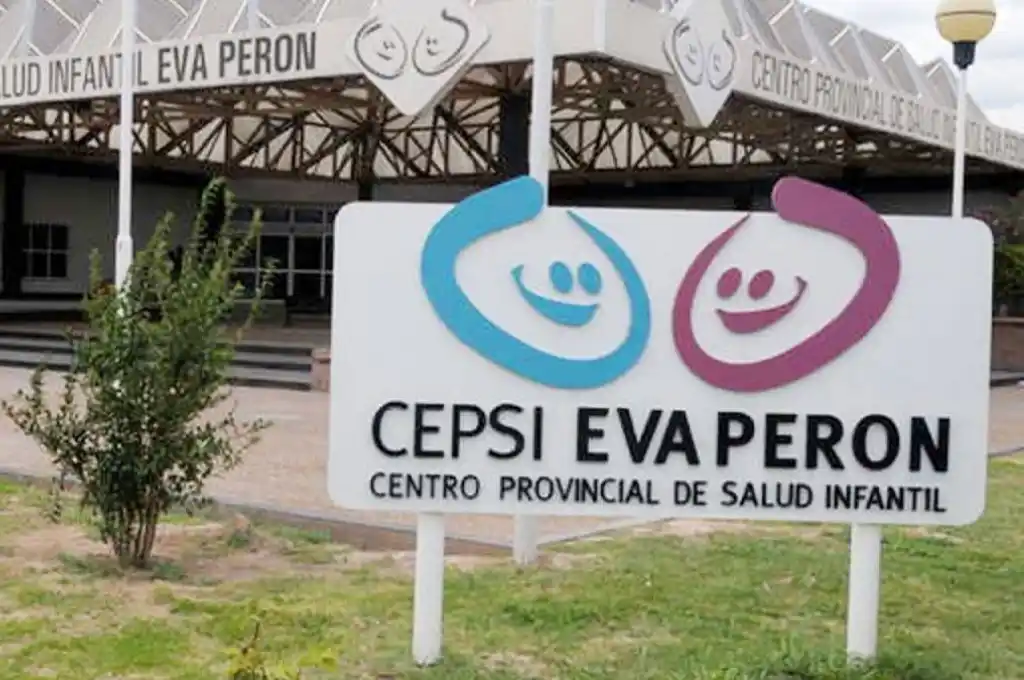 El padre llegó al centro de salud con su hijo en brazos, quien estaba inconsciente.