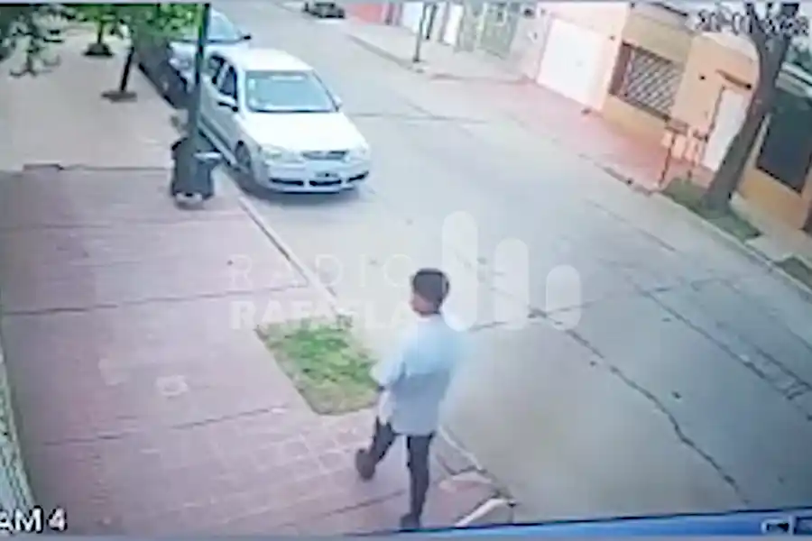 VIDEO | Se enojó con un vecino, le rompió el auto y se acostó a dormir en la vereda: las imágenes de las cámaras de seguridad