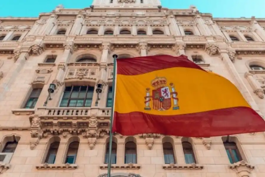 España busca argentinos sin experiencia para trabajar y vivir: cuáles son los requisitos