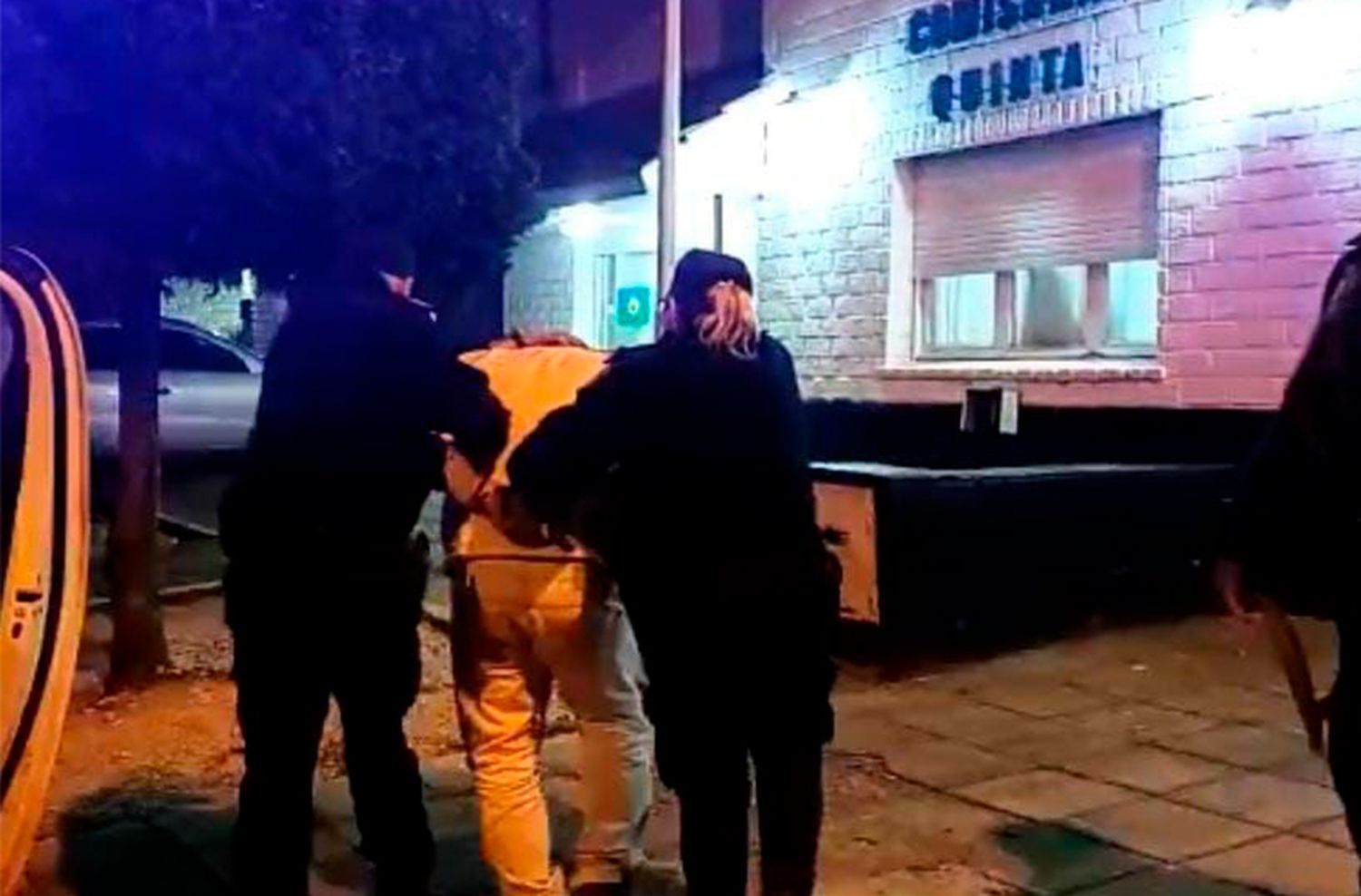 Atrapan a un hombre y buscan intensamente a dos por el crimen en Parque Independencia