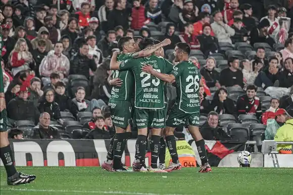 Junín está de fiesta: con un ex Boca como figura, Sarmiento sorprendió a River y dejó un Monumental en llamas