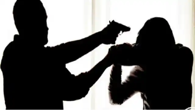 Simularon ser clientes y la asaltaron a punta de pistola