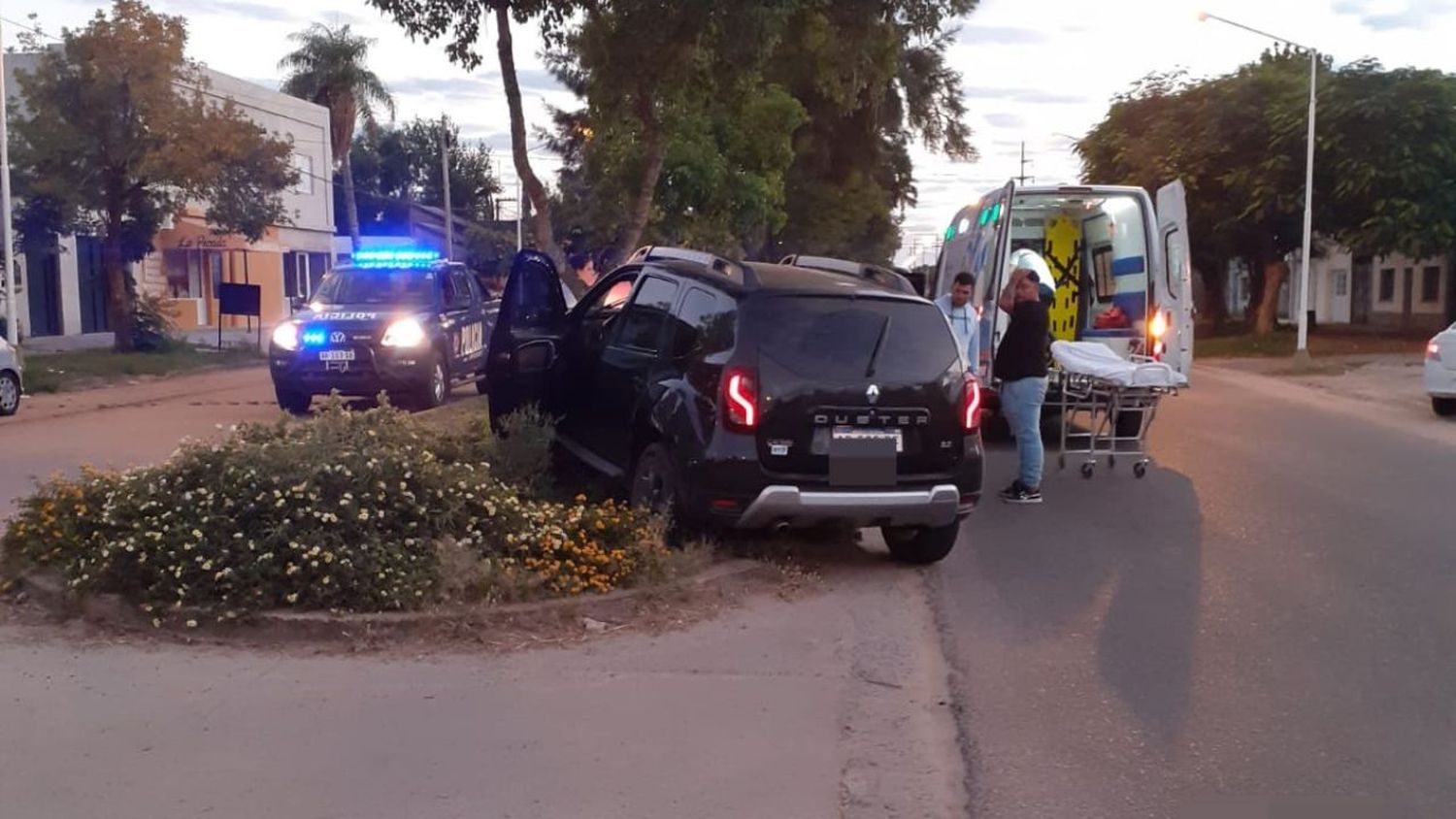 Villa Ocampo: una camioneta se incrustó en un árbol