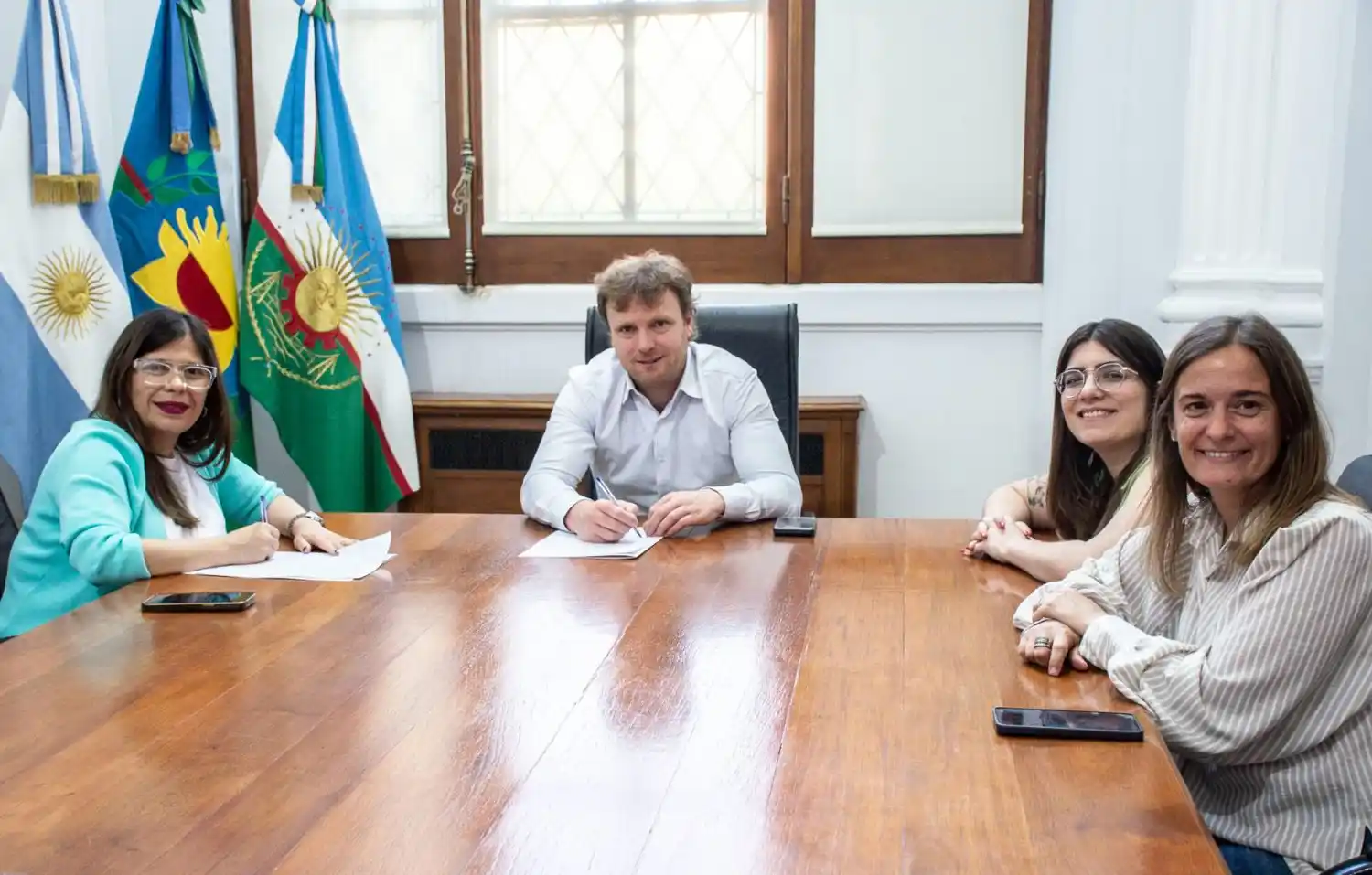 Firma. Wesner y autoridades sellan convenio para nuevos proyectos locales