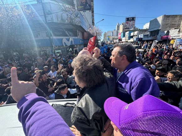 Caravana suspendida de Milei en Lomas de Zamora con manifestantes y abucheos