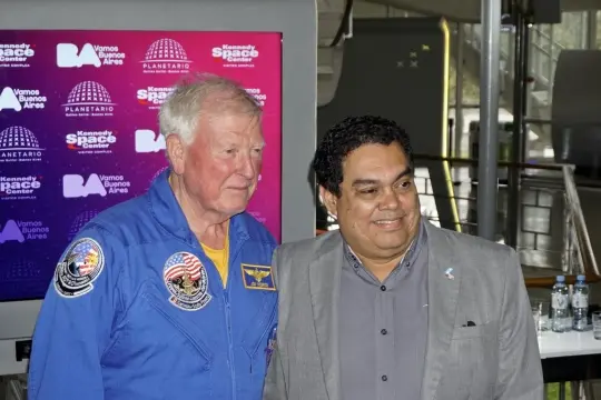El astronauta de la NASA Jon McBride aterrizó en el Planetario porteño