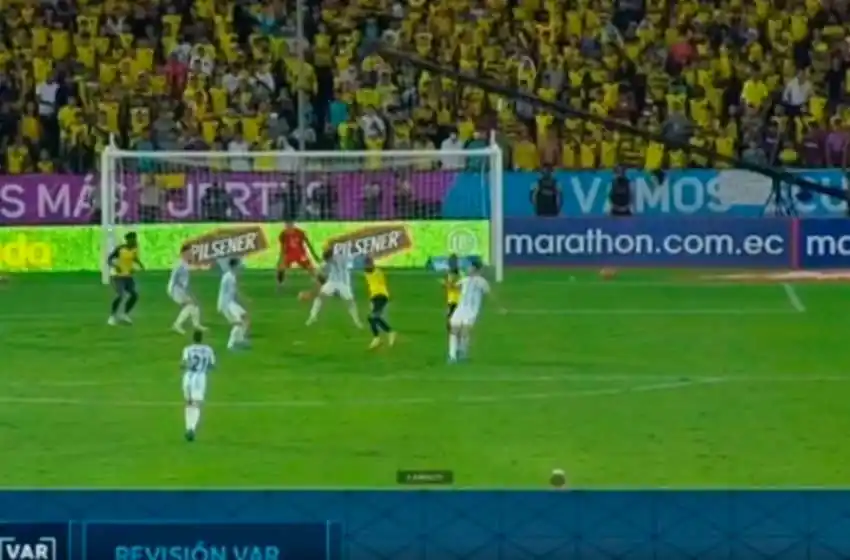 La CONMEBOL publicó los audios del VAR sobre la polémica decisión de cobrar penal para Ecuador