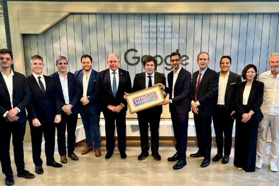 Javier Milei se reunió con los CEO de Google y Apple en Estados Unidos y se llevó un regalo especial