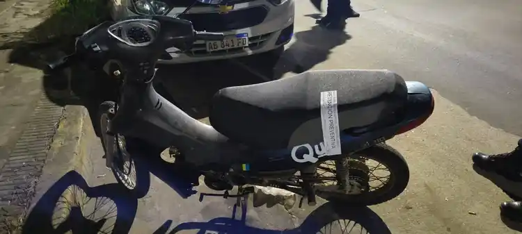 Una motociclista intentó evadir los controles de tránsito y agredió verbalmente a los agentes de policía