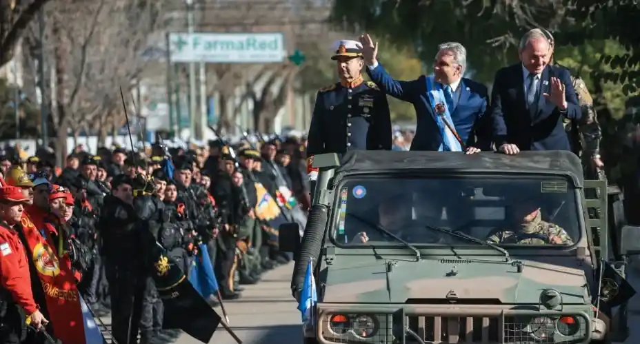 Llaryora en el desfile cívico militar en Río Cuarto.