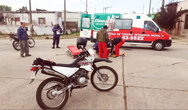 Un motociclista lesionado en una colisión contra un camión