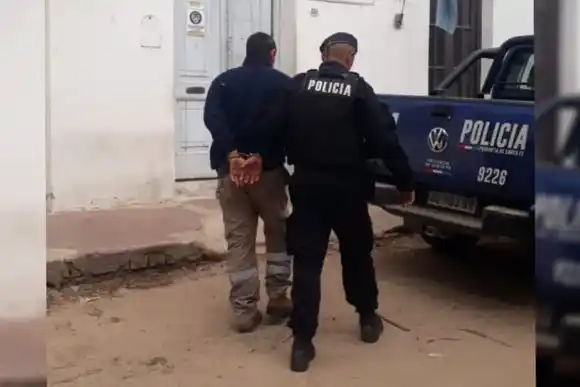 De no creer: se encerró 14 horas en su camioneta para que la policía no se la lleve