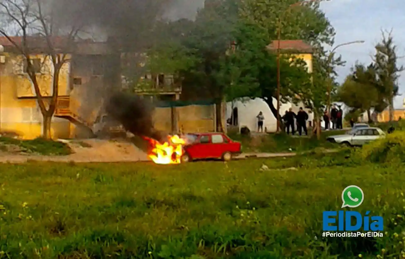 #PeriodistaPorElDía: Auto incendiado en el Barrio 140