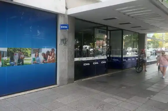Por casos positivos cerraron la delegación de IOMA y una clínica oftalmológica privada en Mar del Plata