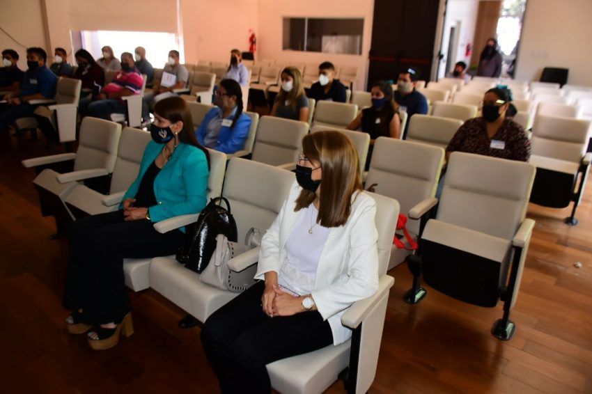 Capacitan en atención al público al personal del IASEP