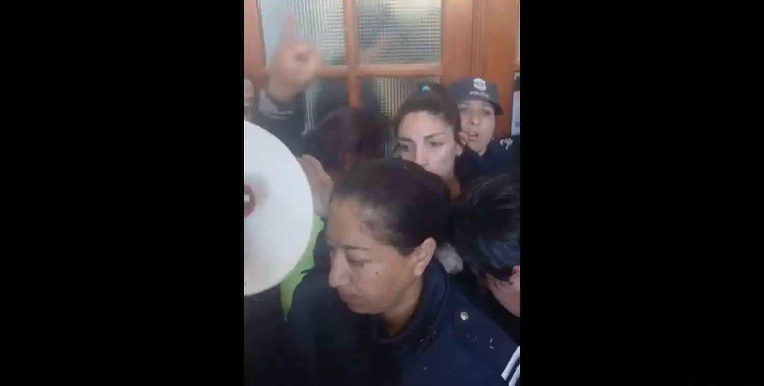 Trabajadores se enfrentan al cordón policial que impide el acceso.