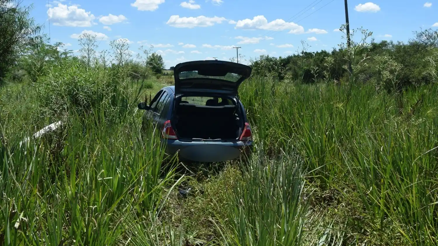 Le robaron el auto de su garage y apareció abandonado cerca de la Ruta Nº 136