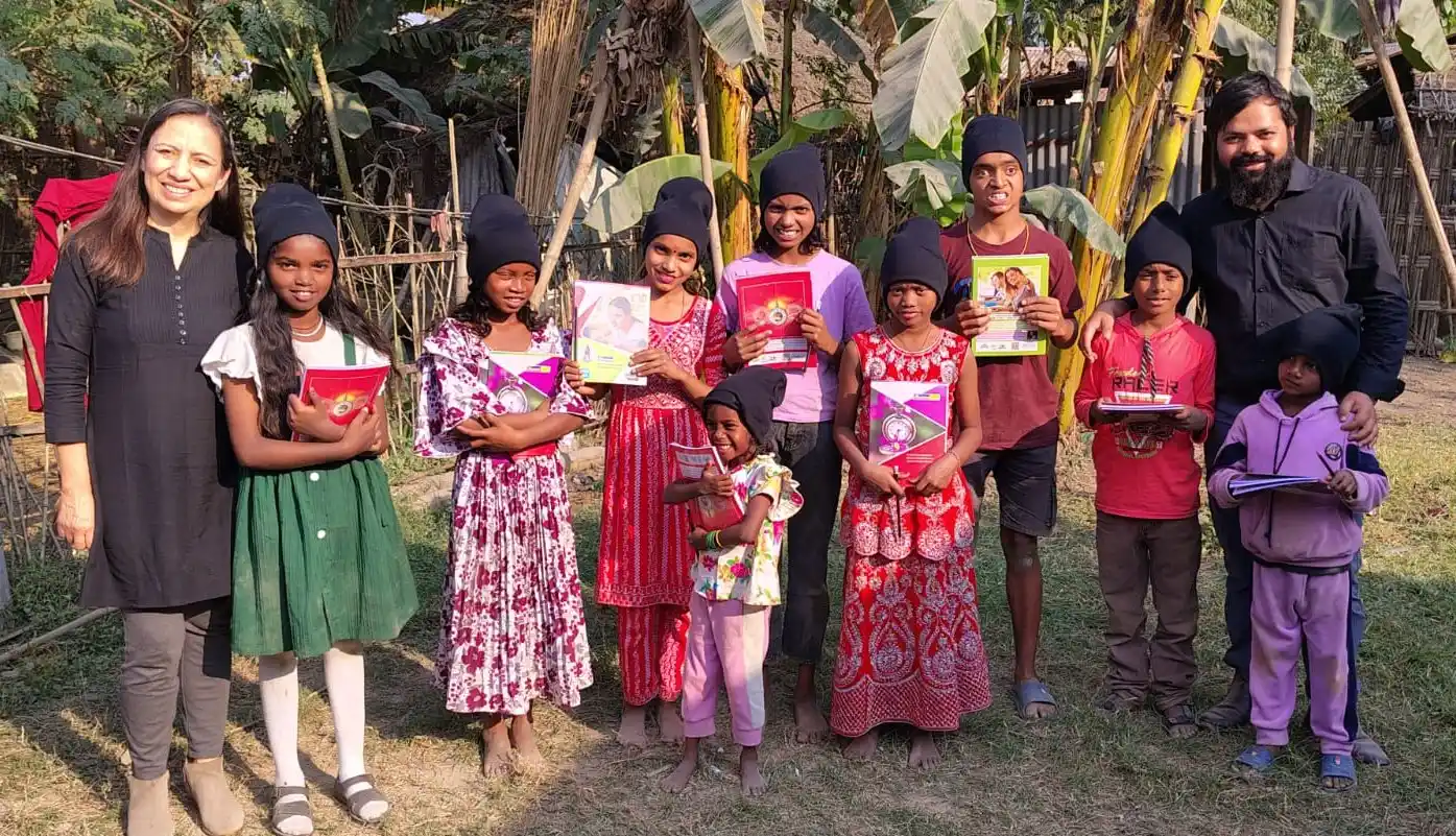 Sonia y Paul de ONG Mercy Mission junto a los niños de Nepal-