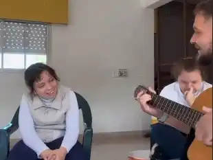 El poder transformador de la música: niña se emocionó en clase