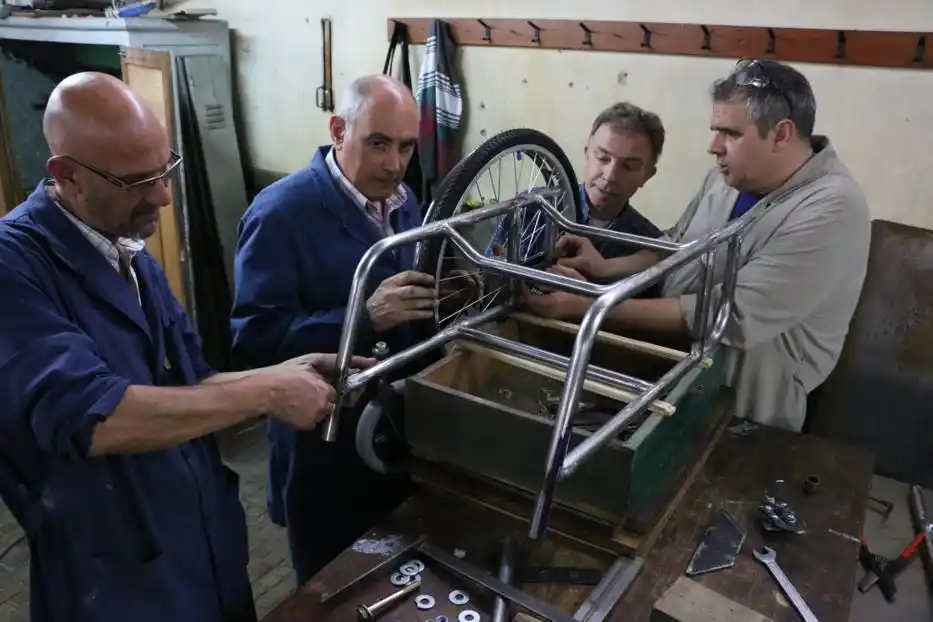 Docentes de escuelas técnicas construyeron sillas de ruedas y las donaron