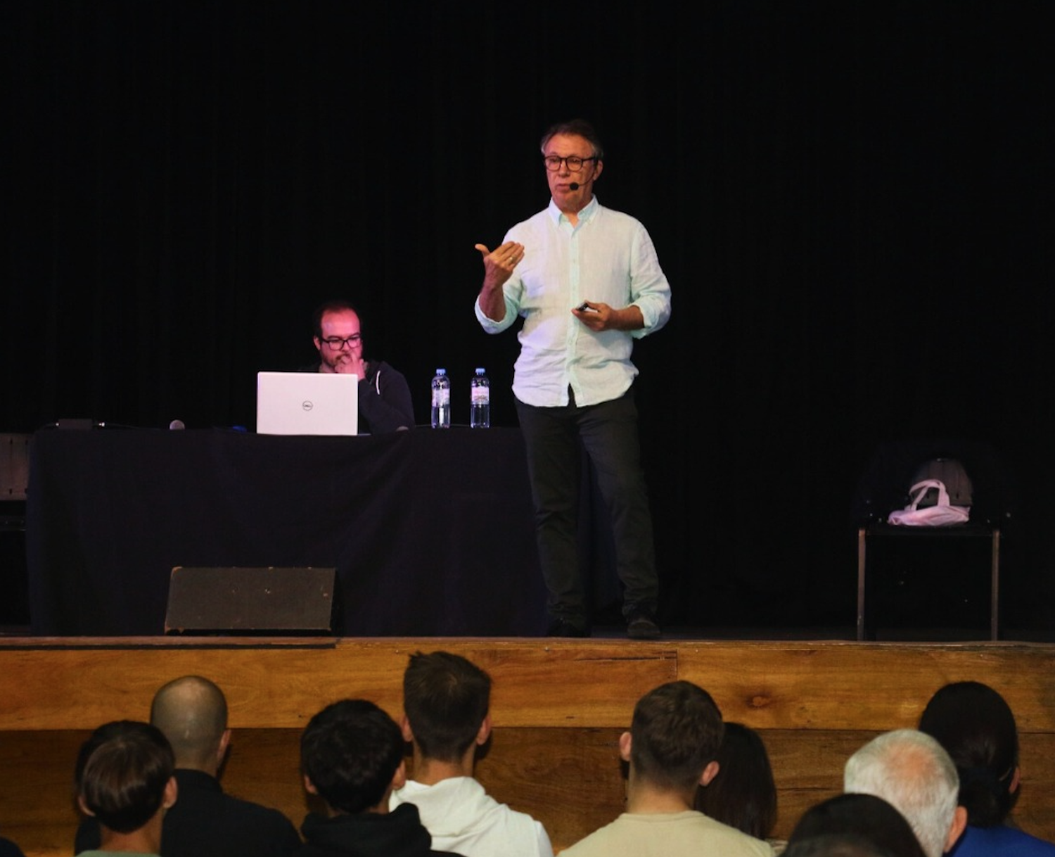 Rubén Magnano, el técnico de la 'generación dorada', disertó en Teatro del Puerto