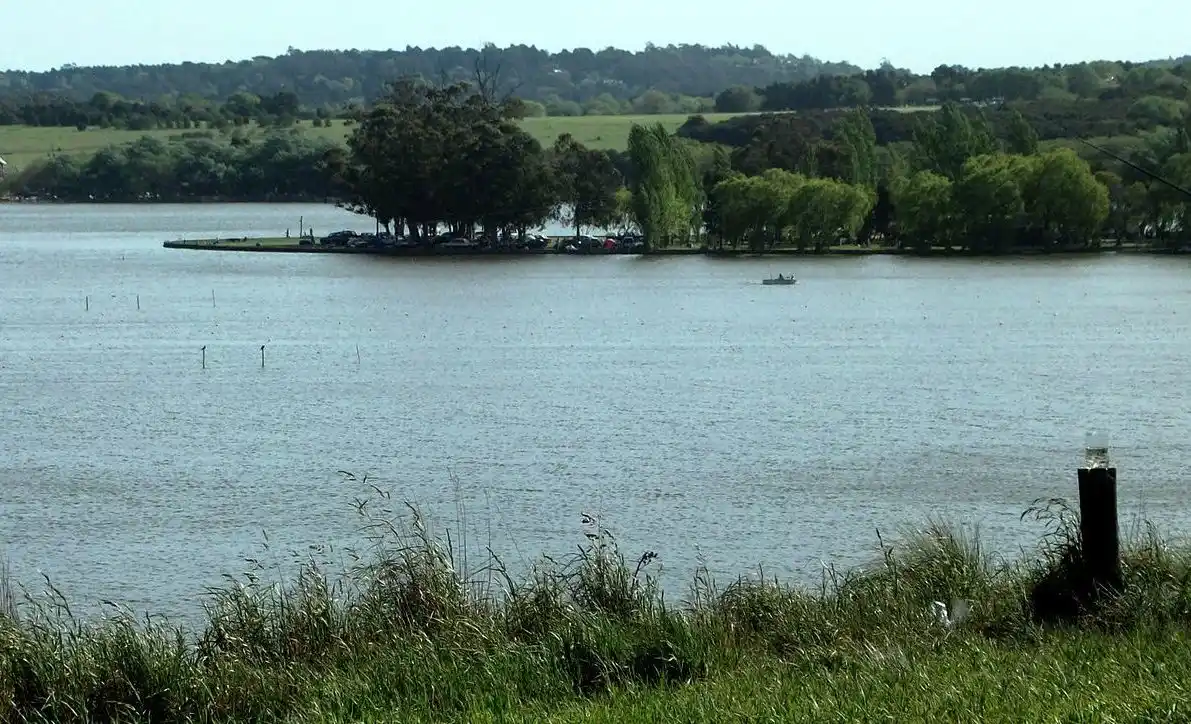 Intensifican las tareas de búsqueda del joven que cayó de un kayak